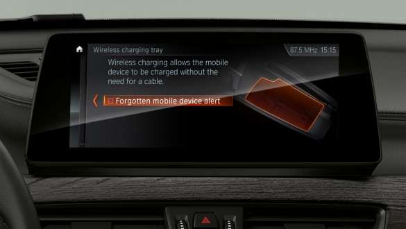 BMW X1 F48 телефонија со безжично полнење BMW X1 F48 LCI внатрешност со фокус на Driving Assistant Plus на дисплејот и контролитеBMW X1 F48 LCI внатрешност со фокус на Driving Assistant Plus на дисплејот и контролите