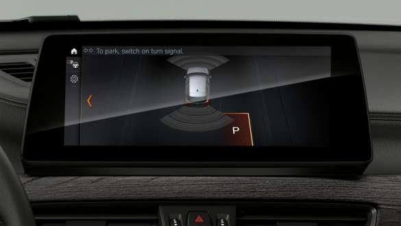 BMW X1 F48 Park Assistant Plus на дисплејот и контролите BMW X1 F48 LCI внатрешност со фокус на Driving Assistant Plus на дисплејот и контролите