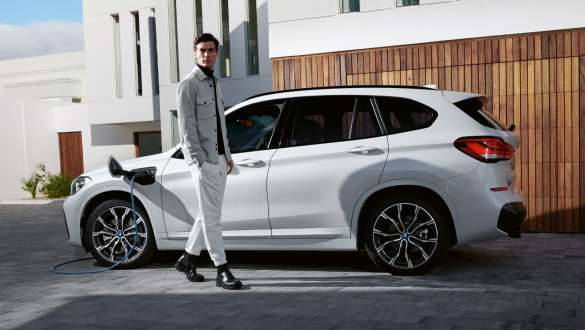 Plug-in хибрид BMW X1 xDrive25e F48 LCI страничен поглед на полнење Plug-in хибрид BMW X1 xDrive25e F48 LCI страничен поглед на полнење со модел