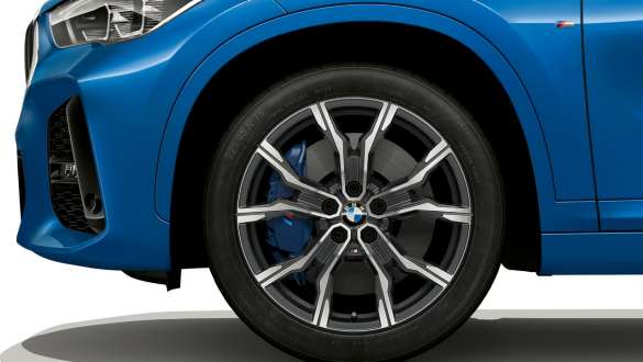 BMW X1 F48 клешта на сопирачката со повеќе клипови BMW X1 F48 LCI страничен поглед одблизу на 19 инчните тркала со M Sport сопирачки