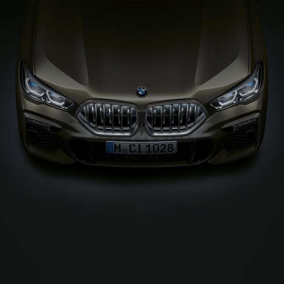 Преден дел на BMW X6. Поглед одблизу на предниот дел на BMW X6 со BMW ‘Iconic Glow’ бубрежната решетка од птичја перспектива.