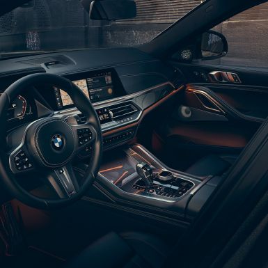 Кокпит со поглед на екранот од 12,3 инча. BMW X6 кокпит со поглед на екранот од 12,3 инча.