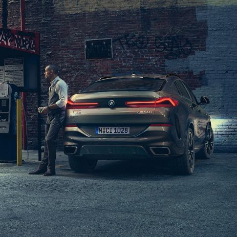 BMW X6 заден дел. BMW X6 поглед одзади пред урбана заднина.