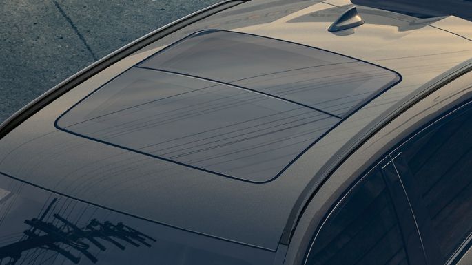 BMW X6 ‘Sky Lounge’ панорамски стаклен покрив Поглед одблизу на BMW X6 ‘Sky Lounge’ панорамскиот стаклен покрив