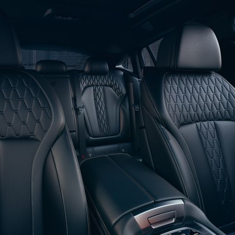 BMW X6 навлаки. BMW X6 внатрешност со поглед на навлаки.