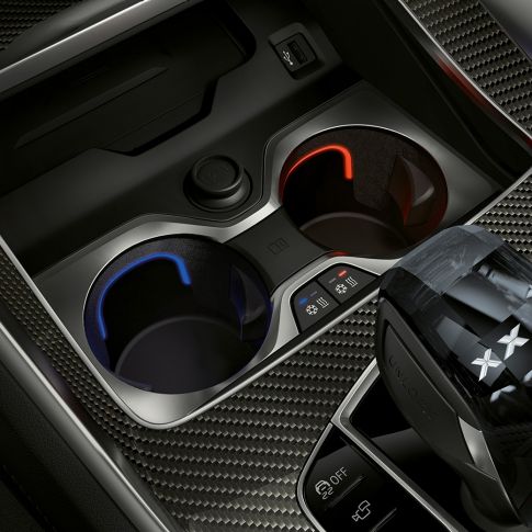Држач за чаши со терморегулација. Поглед одблизу на внатрешноста на BMW со фокус на држачите за чаши со терморегулација.