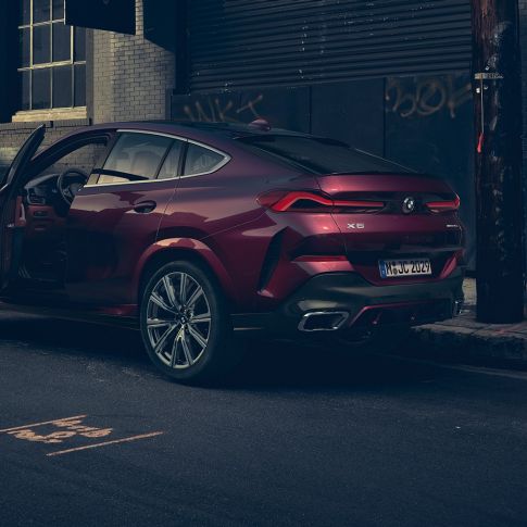 BMW X6 Individual одзади. BMW X6 Individual тричетвртински приказ одзади.