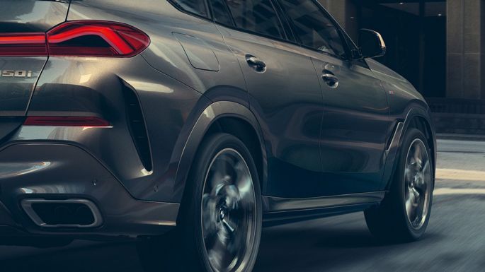 Professional адаптивна М суспензија. Тричетвртински приказ одзади на BMW X6.