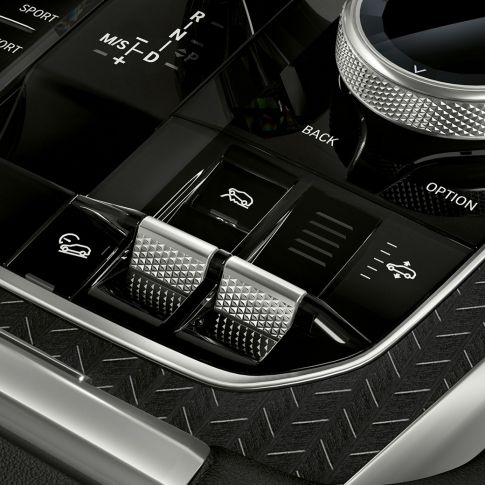 BMW X6 средишна конзола. Поглед одблизу на внатрешноста на BMW X6 со поглед на средишната конзола.