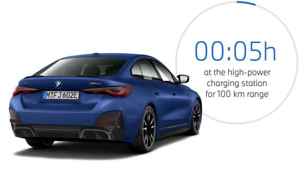 BMW i4 M50 eDrive40 G26 2021 BMW Individual Frozen Portimao Blue металик тричетвртински поглед одзади со график за време на полнење