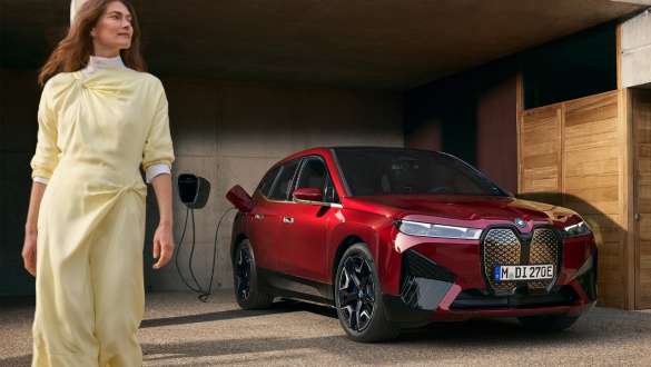 BMW iX приклучен на BMW Wallbox