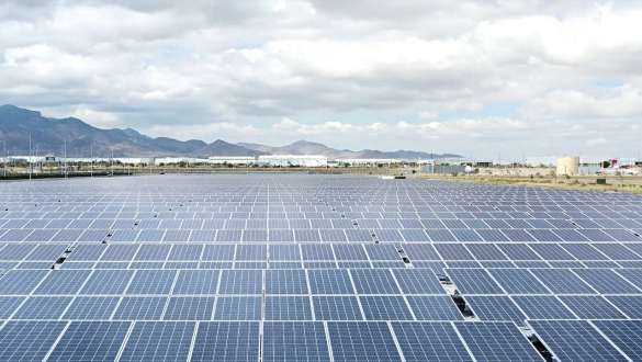 Зелена енергија голема соларна постројка