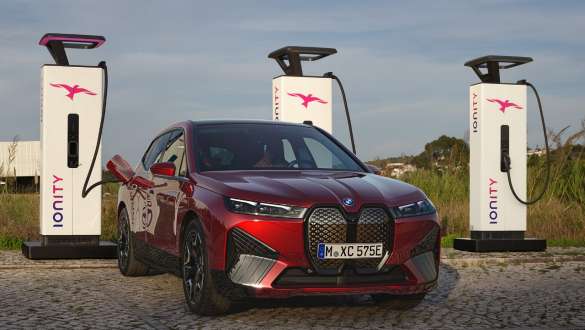 BMW iX на IONITY станица за полнење со голема поќ