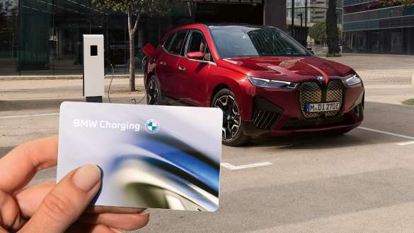 Тарифни опции за јавно полнење BMW iX на станица за полнење