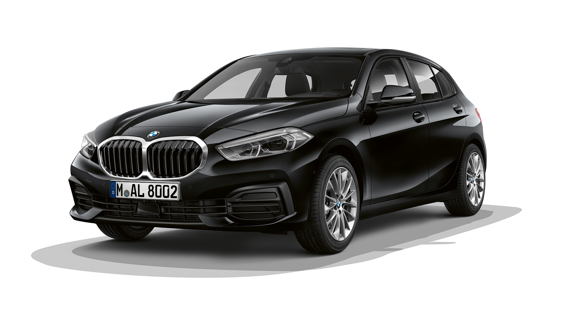 BMW Серија 1 модел Advantage, тричетвртински приказ однапред. BMW Серија 1 модел Advantage во црна боја, тричетвртински приказ однапред во студио.