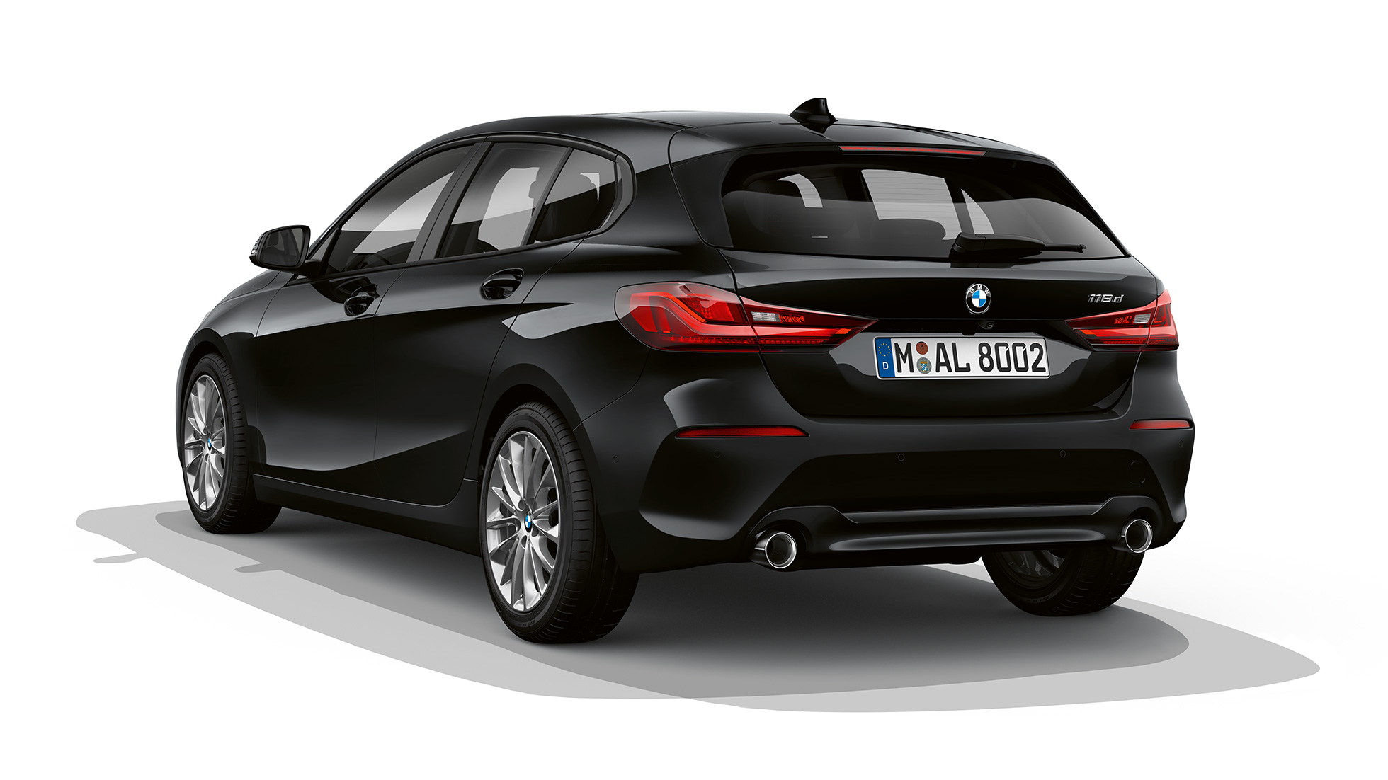 BMW Серија 1 модел Advantage, тричетвртински приказ одзади. BMW Серија 1 модел Advantage во црна боја. тричетвртински приказ одзади во студио.