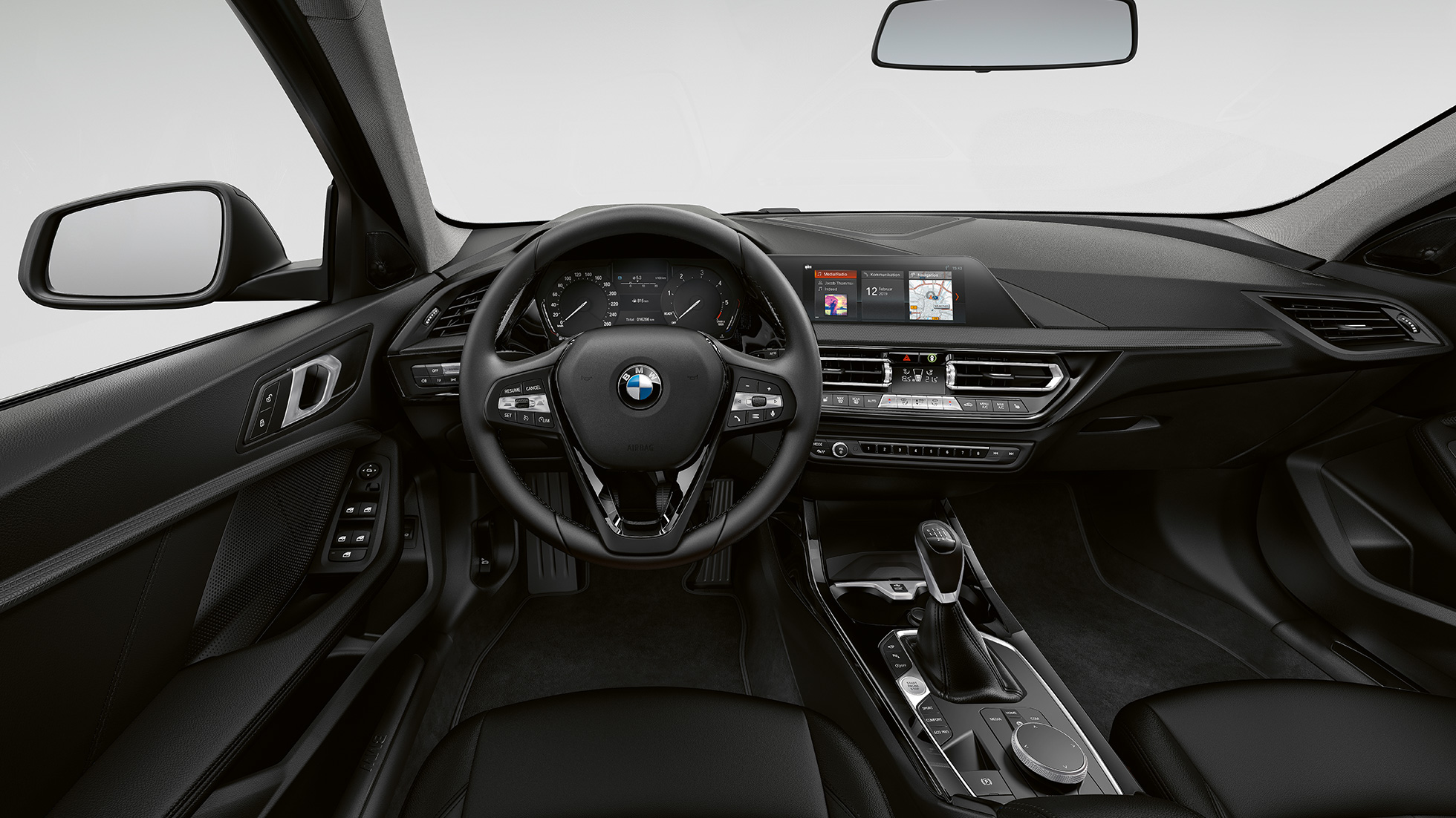 Кожен управувач. BMW Серија 1 модел Advantage, кокпит со кожен управувач.