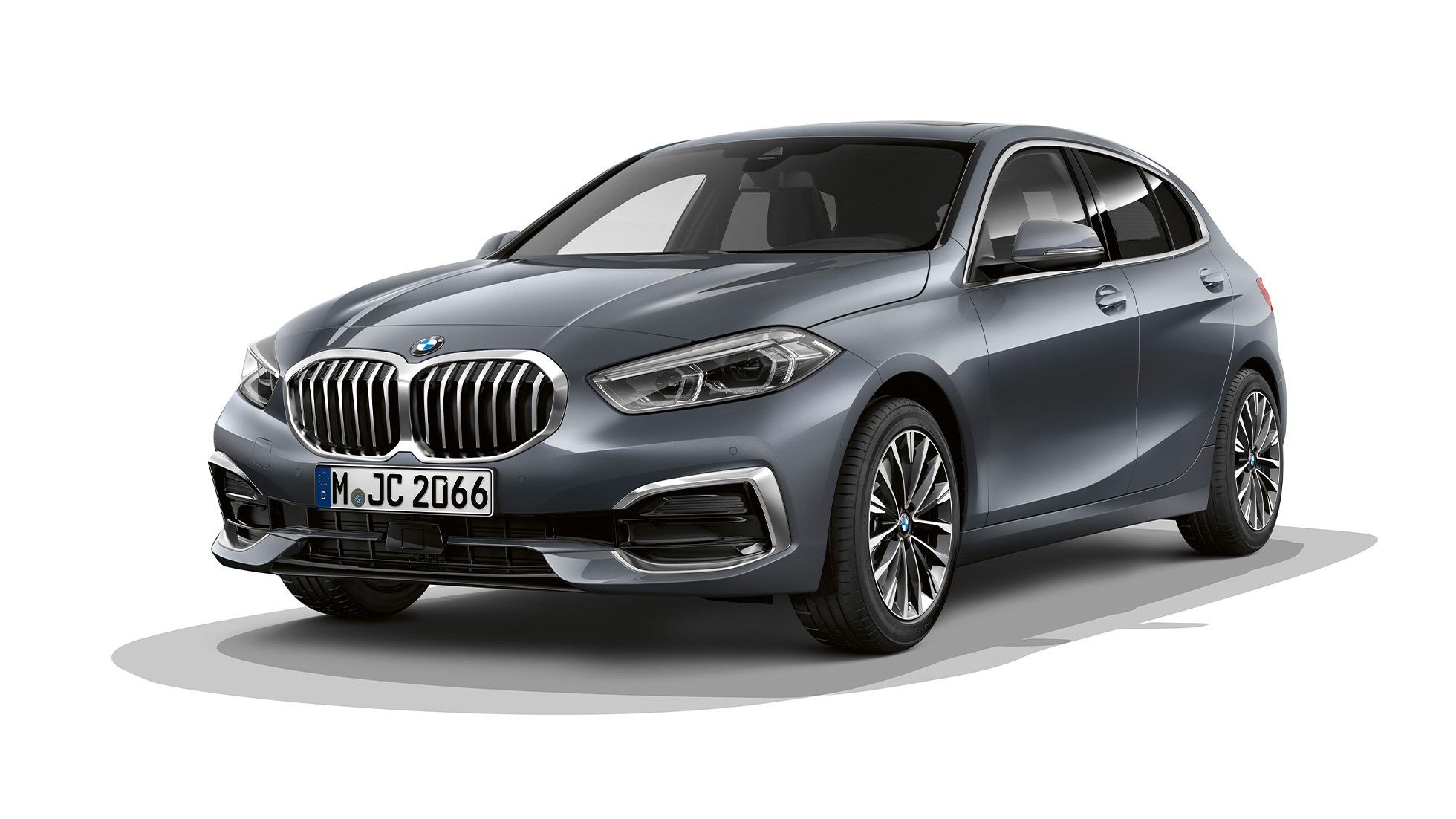 BMW Серија 1 модел Luxury Line тричетвртински приказ однапред. BMW Серија 1 модел Luxury Line во Storm Bay металик боја, тричетвртински приказ однапред во студио.