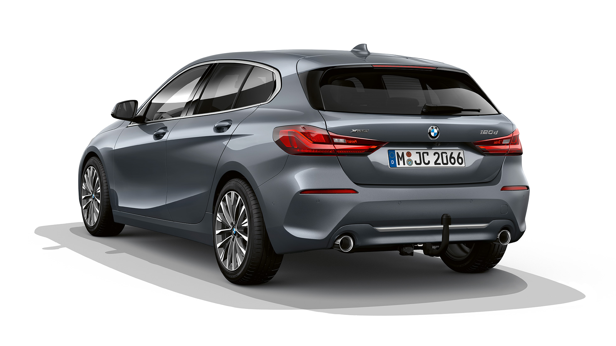 BMW Серија 1 модел Luxury Line тричетвртински приказ одзади. BMW Серија 1 модел Luxury Line во Storm Bay металик боја, тричетвртински приказ одзади во студио.