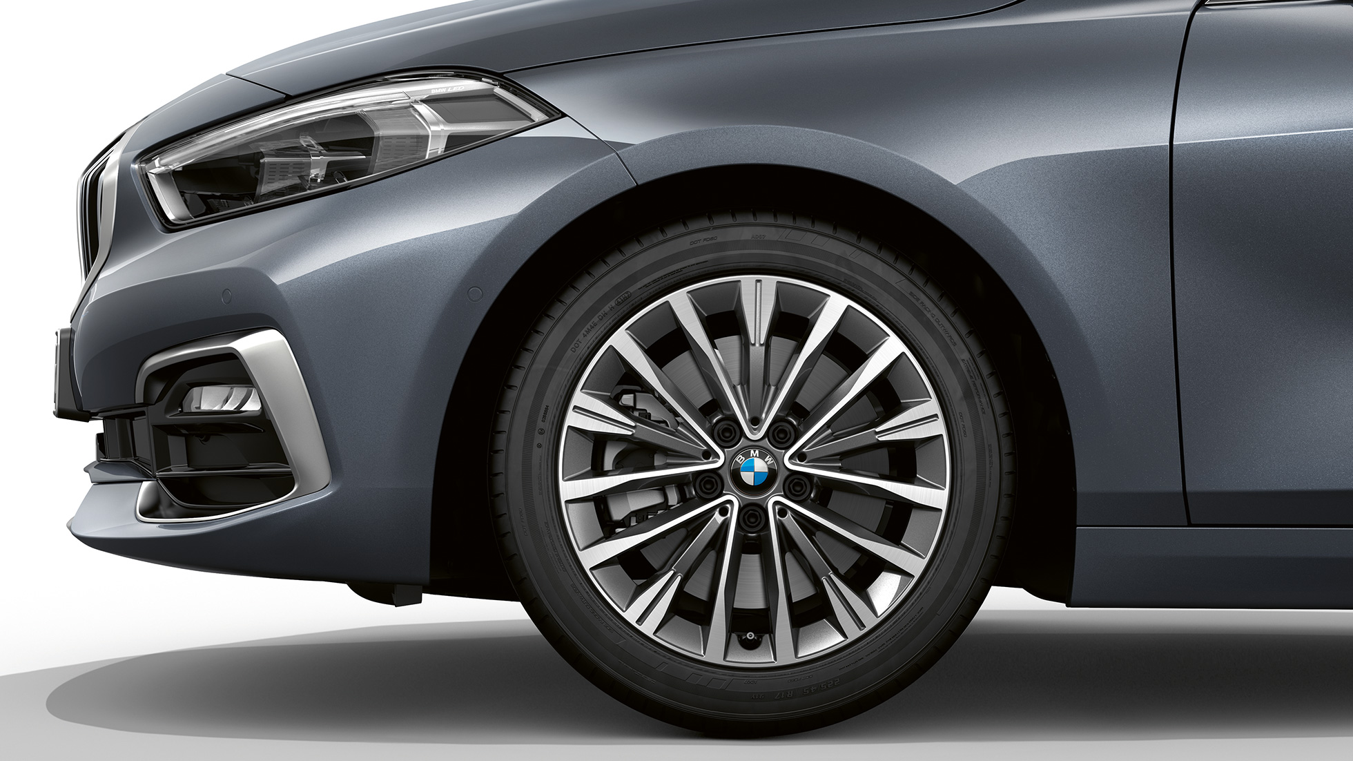 Леснометални бандажи од 17 инча со повеќе краци од типо 547. BMW Серија 1 модел Luxury Line во Storm Bay металик боја, страничен приказ на предница со леснометални бандажи од 17 инча со повеќе краци од тип 547.