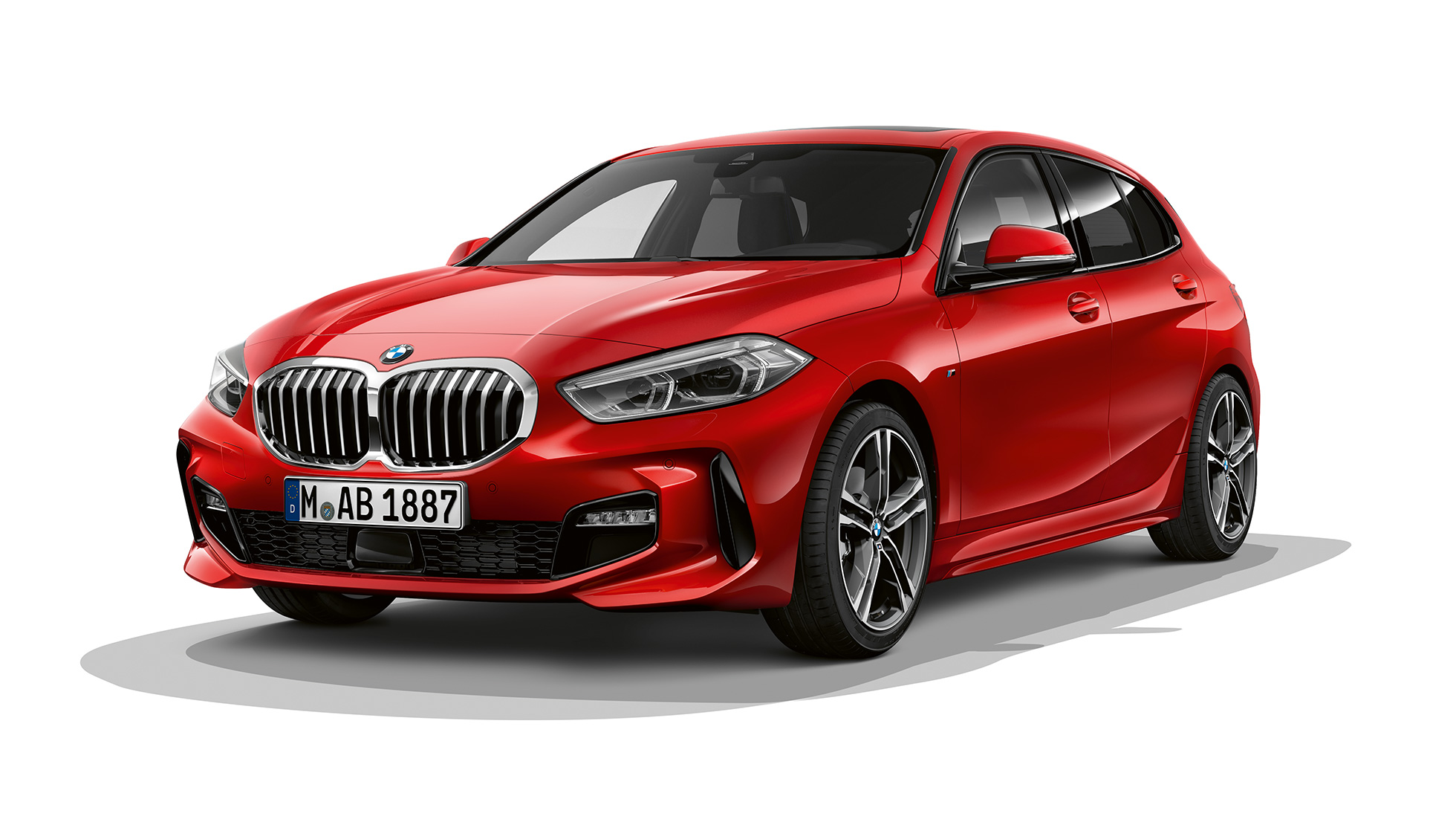 BMW Серија 1 модел M Sport, тричетвртински страничен приказ. BMW Серија 1 модел M Sport во Melbourne црвена металик боја, тричетвртински страничен приказ во студио.