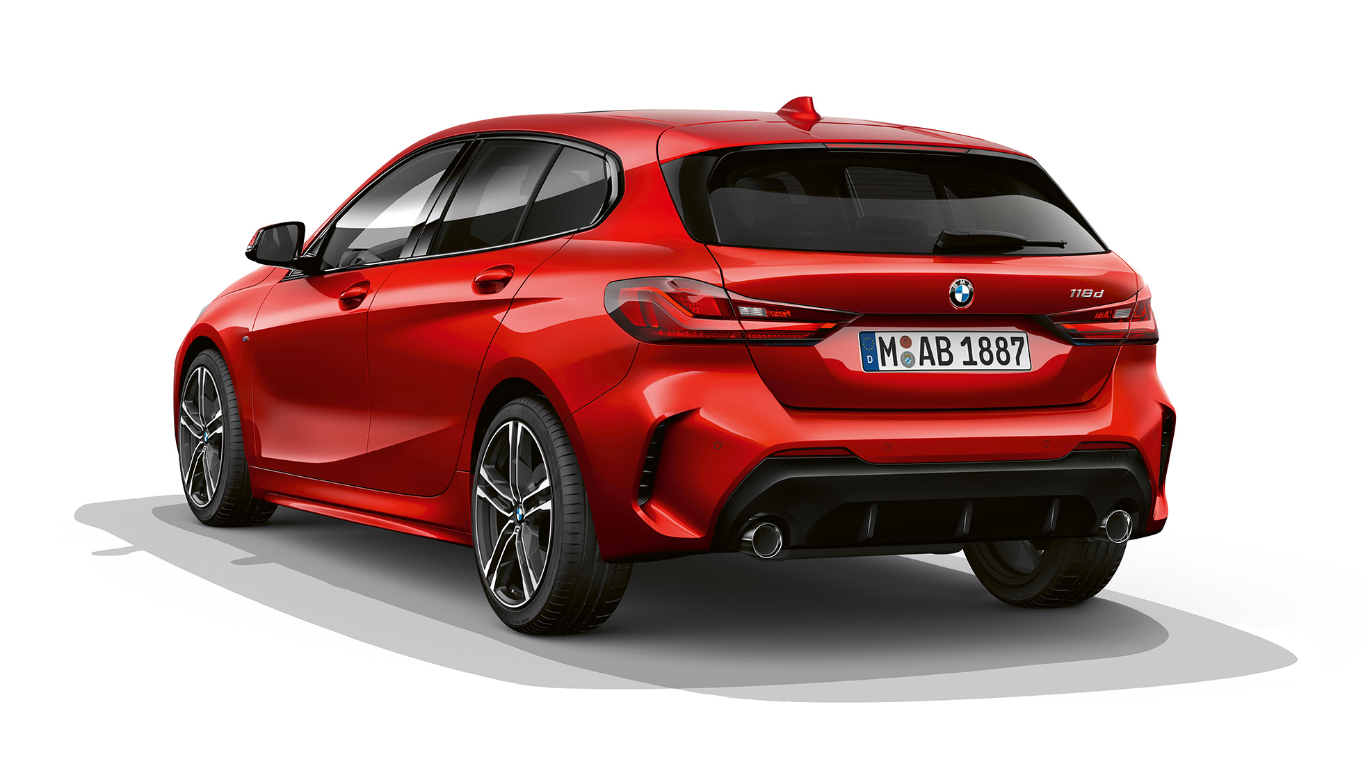 BMW Серија 1 модел M Sport, тричетвртински приказ одзади. BMW Серија 1 модел M Sport во Melbourne црвена металик боја, тричетвртински приказ одзади во студио.