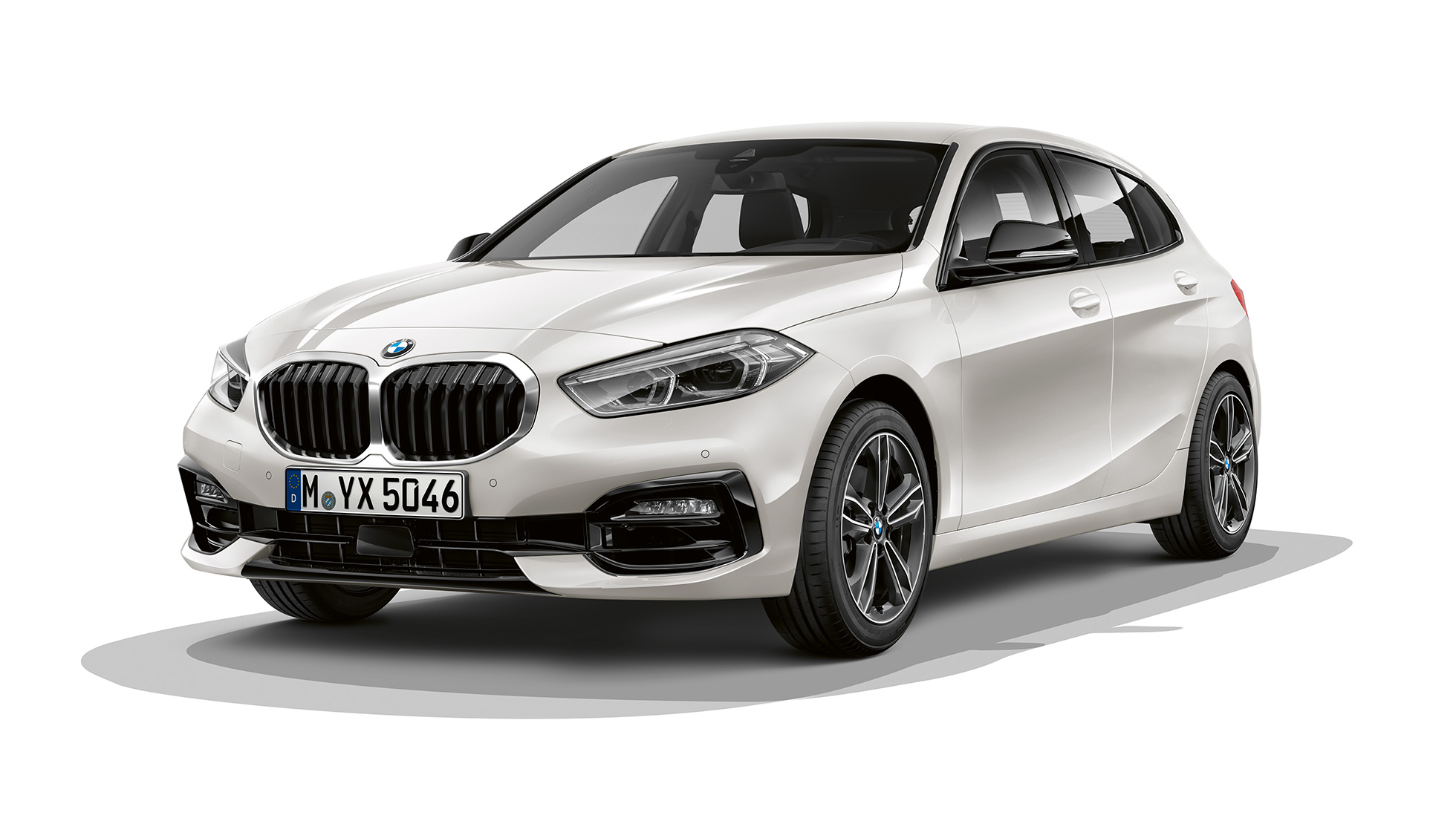 BMW Серија 1, модел Sport Line, тричетвртински приказ. BMW Серија 1, модел Sport Line во Mineral White бела металик боја, тричетвртински приказ однапред во студио.