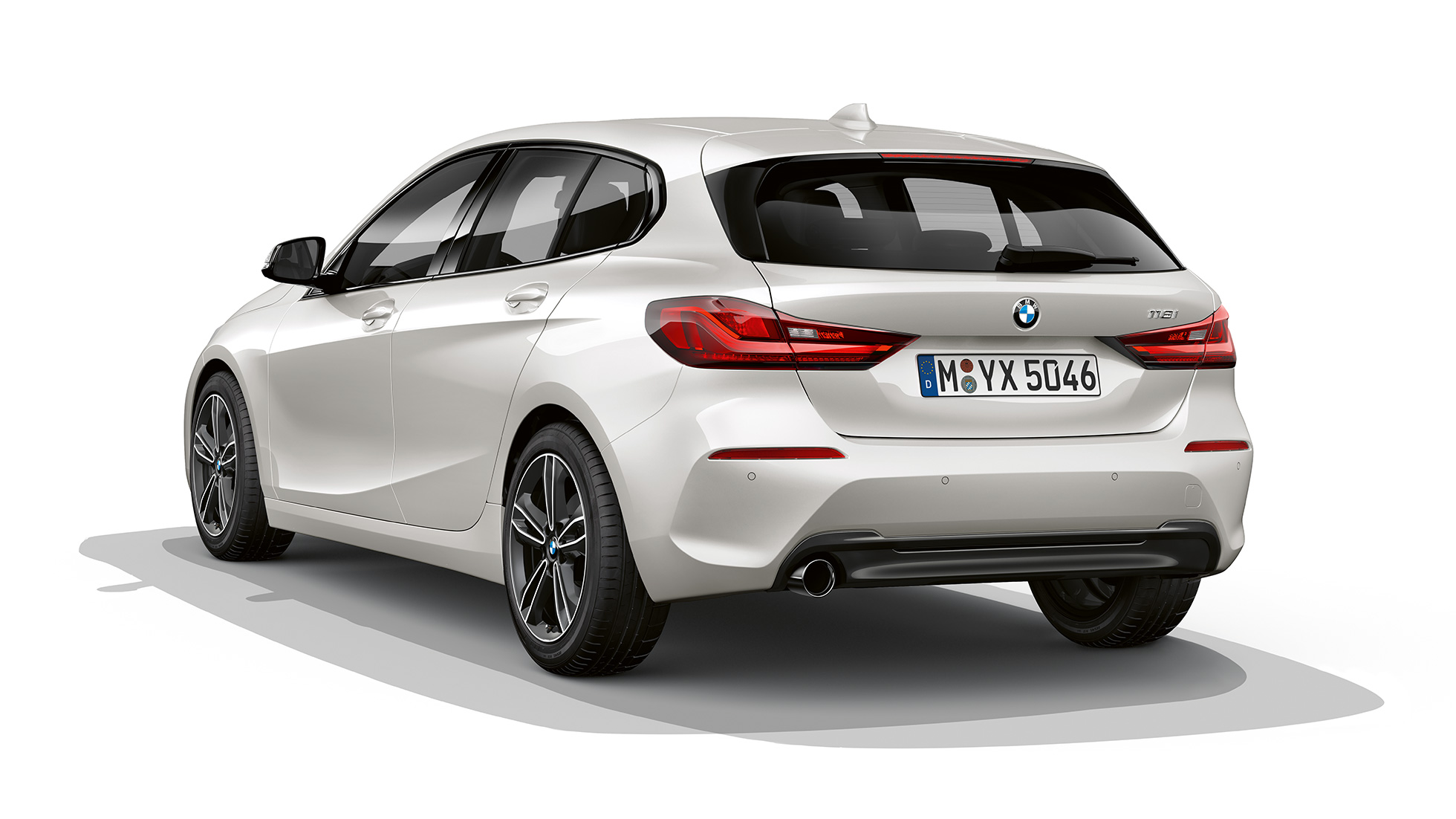 BMW Серија 1, модел Sport Line, тричетвртински приказ одзади. BMW Серија 1, модел Sport Line во Mineral White бела металик боја тричетвртински приказ одзади во студио.