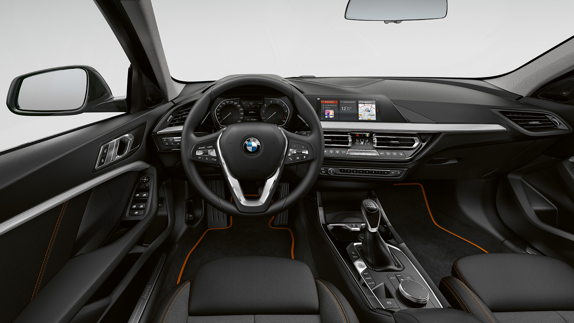 Спортски кожен управувач. BMW Серија 1, модел Sport Line, кокпит со спортски кожен управувач.