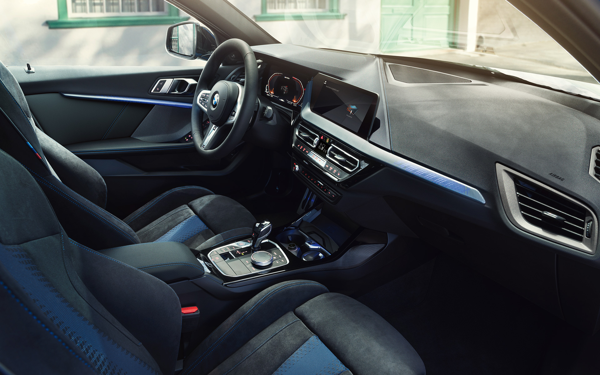 BMW серија 1 F40 кокпит со M Sport седишта, M Leather управувач и осветлени внатрешни лајсни