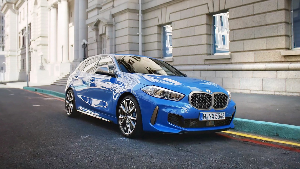 BMW серија 1 F40, паркиран BMW серија 1 F40 во Misano Blue металик, страничен поглед паркиран