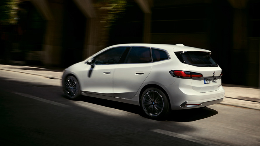 BMW Серија 2 Active Tourer U06 2021 Mineral White бела металик боја вози на улица страничен поглед