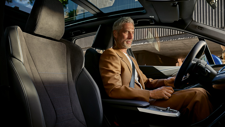 BMW Серија 2 Active Tourer со mild hybrid технологија U06 2021 кабина со личност зад воланот