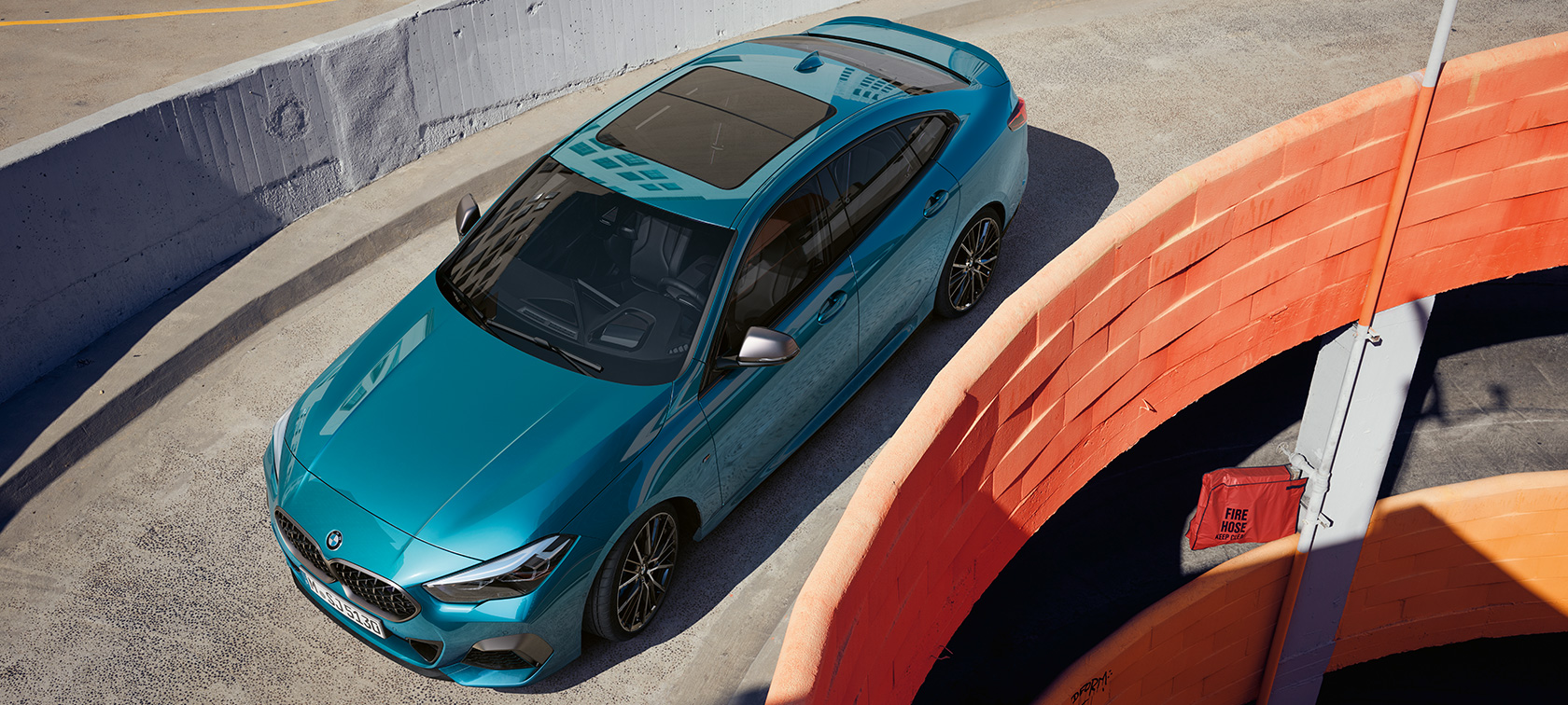 BMW Серија 2 Gran Coupé со Panorama glass кров BMW Серија 2 Gran Coupé со Panorama glass кров Snapper Rocks Blue металик F44 bird's-eye view