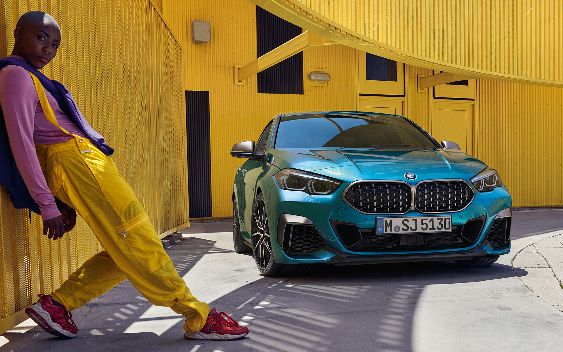BMW Серија 2 Gran Coupé F44 со двојна бубрежна решетка со мрежест дизајн Snapper Rocks Blue metallic тричетвртински поглед однапред