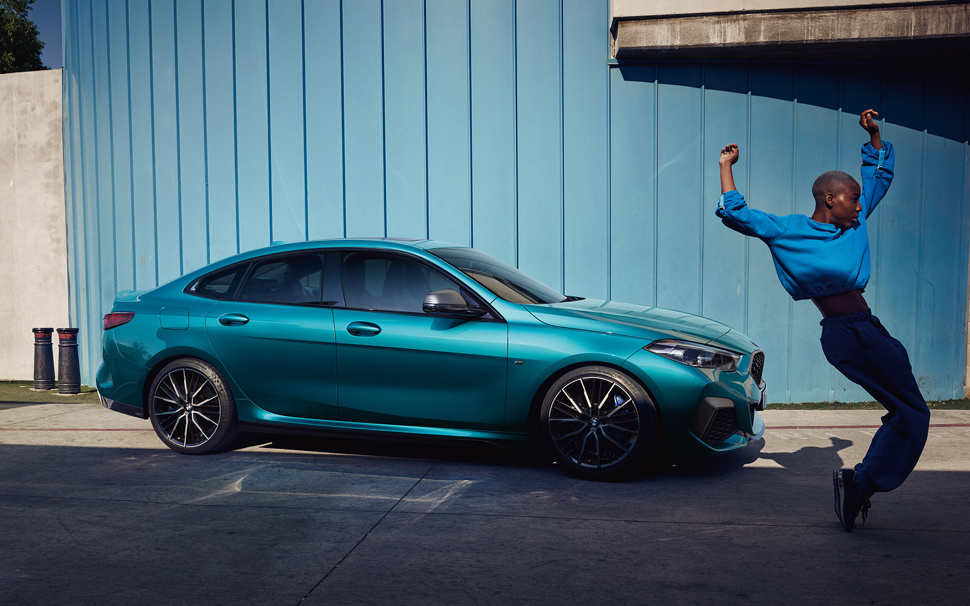 Атрактивна купе силуета на BMW Серија 2 Gran Coupé F44 Snapper Rocks Blue metallic страничен поглед