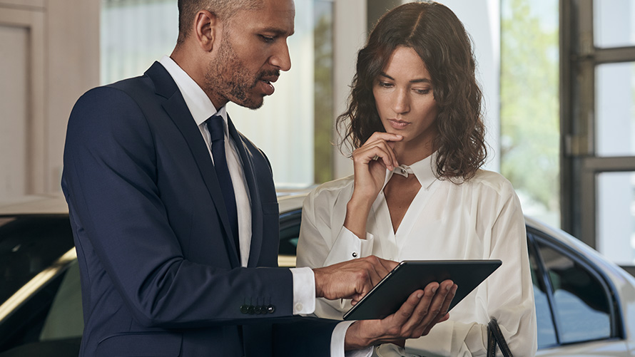 Вработен во BMW советува клиент