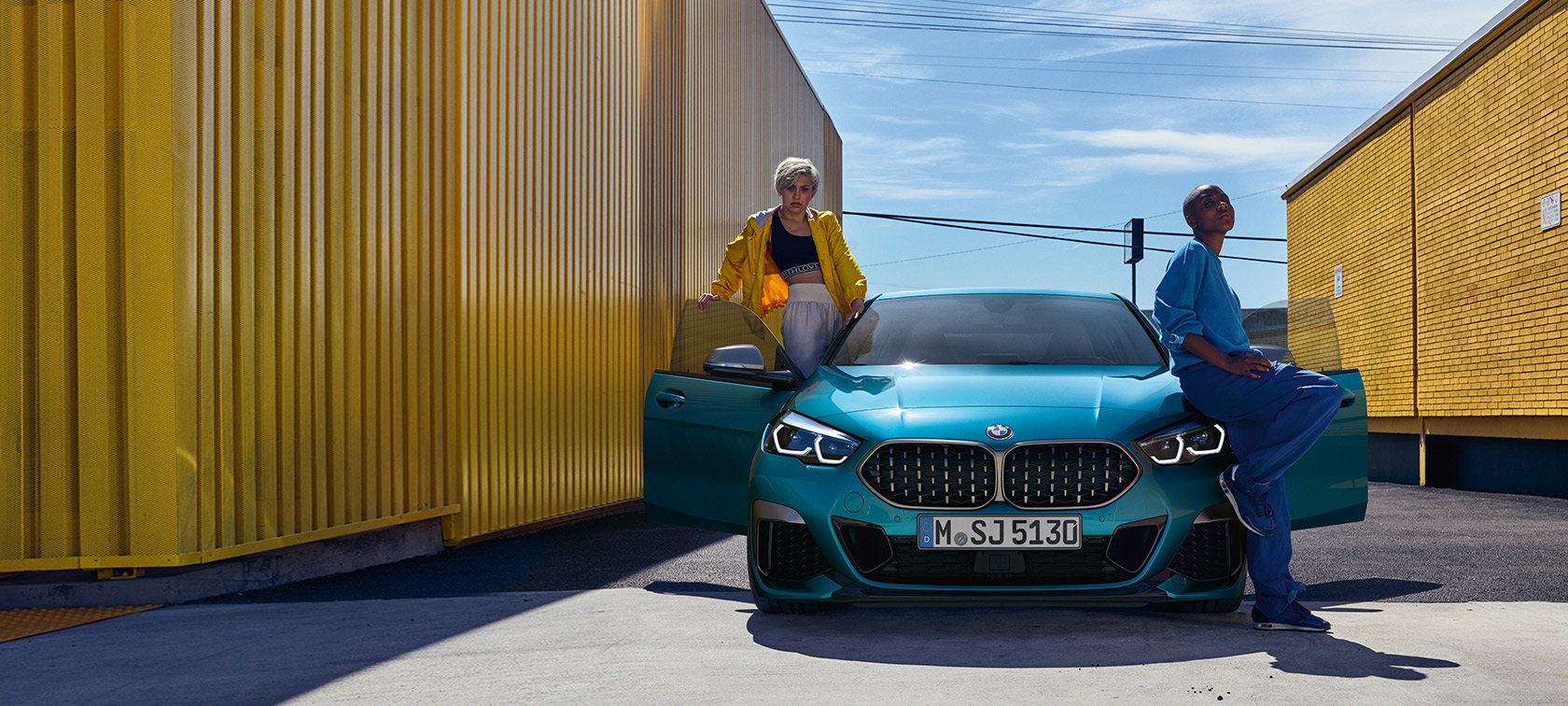BMW Серија 2 Series Gran Coupé F44, поглед однапред BMW Серија 2 Gran Coupé F44 Snapper Rocks Blue, поглед однапред до отворени врати и две лица во возилото