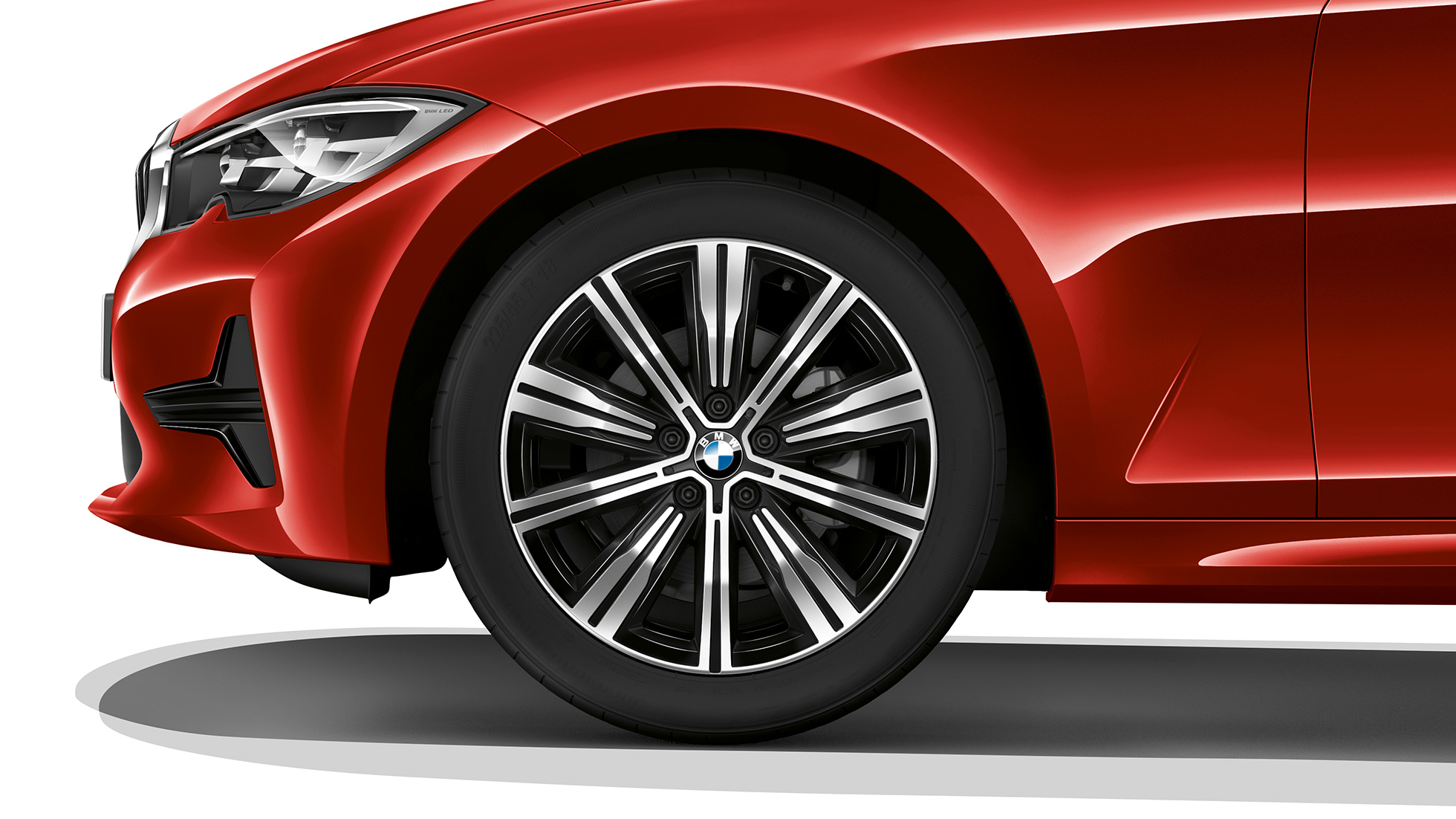BMW Серија 3 Седан, Model Advantage тркало од лесна легура. Крупен кадар на тркалото од лесна легура на BMW Серија 3 Седан со Model Advantage елементи.