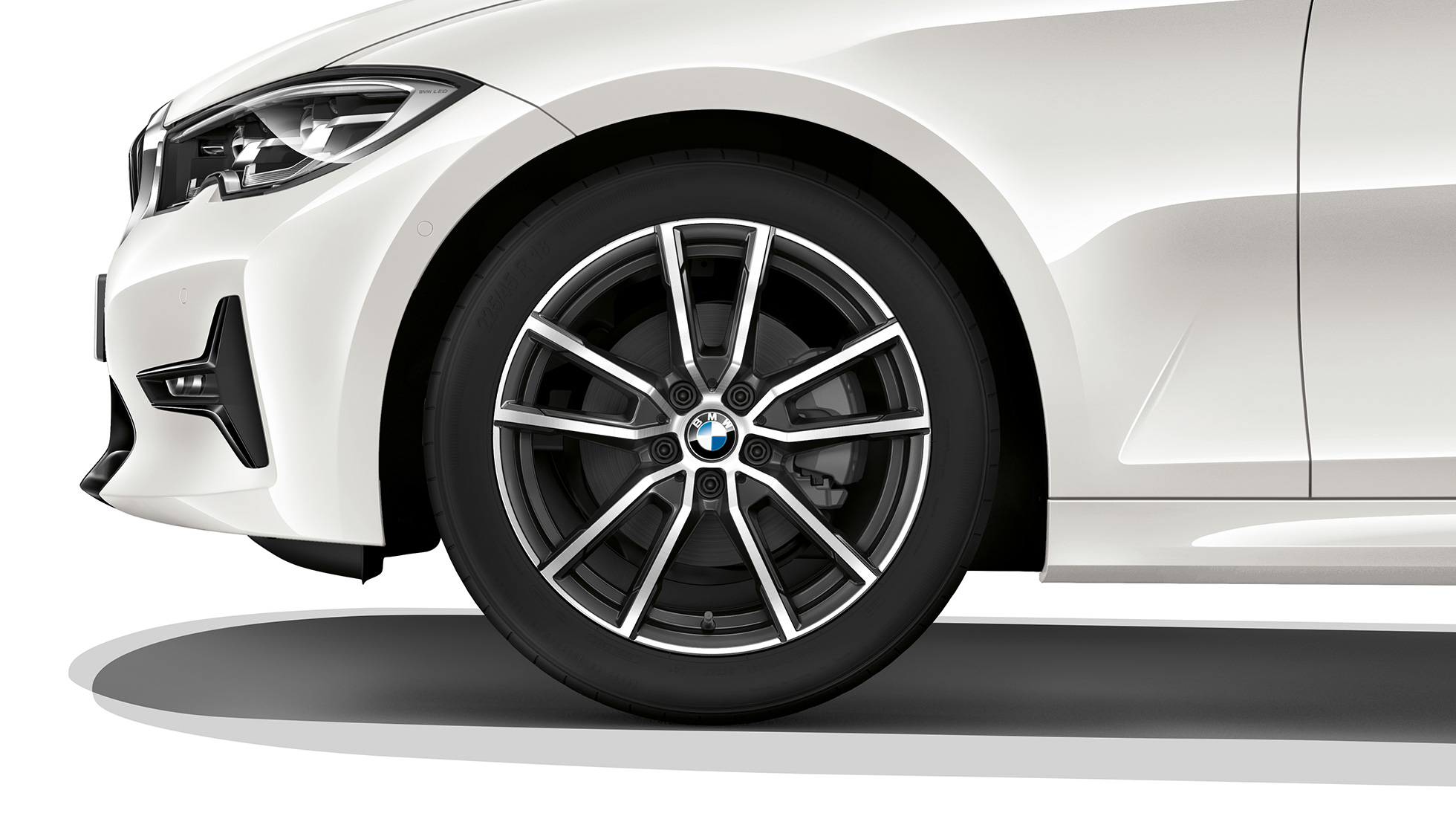 BMW Серија 3 Седан, тркало од лесна легура Model Sport линија. Крупен кадар на тркало од лесна легура на BMW Серија 3 Седан, со опрема на Model Sport линија.