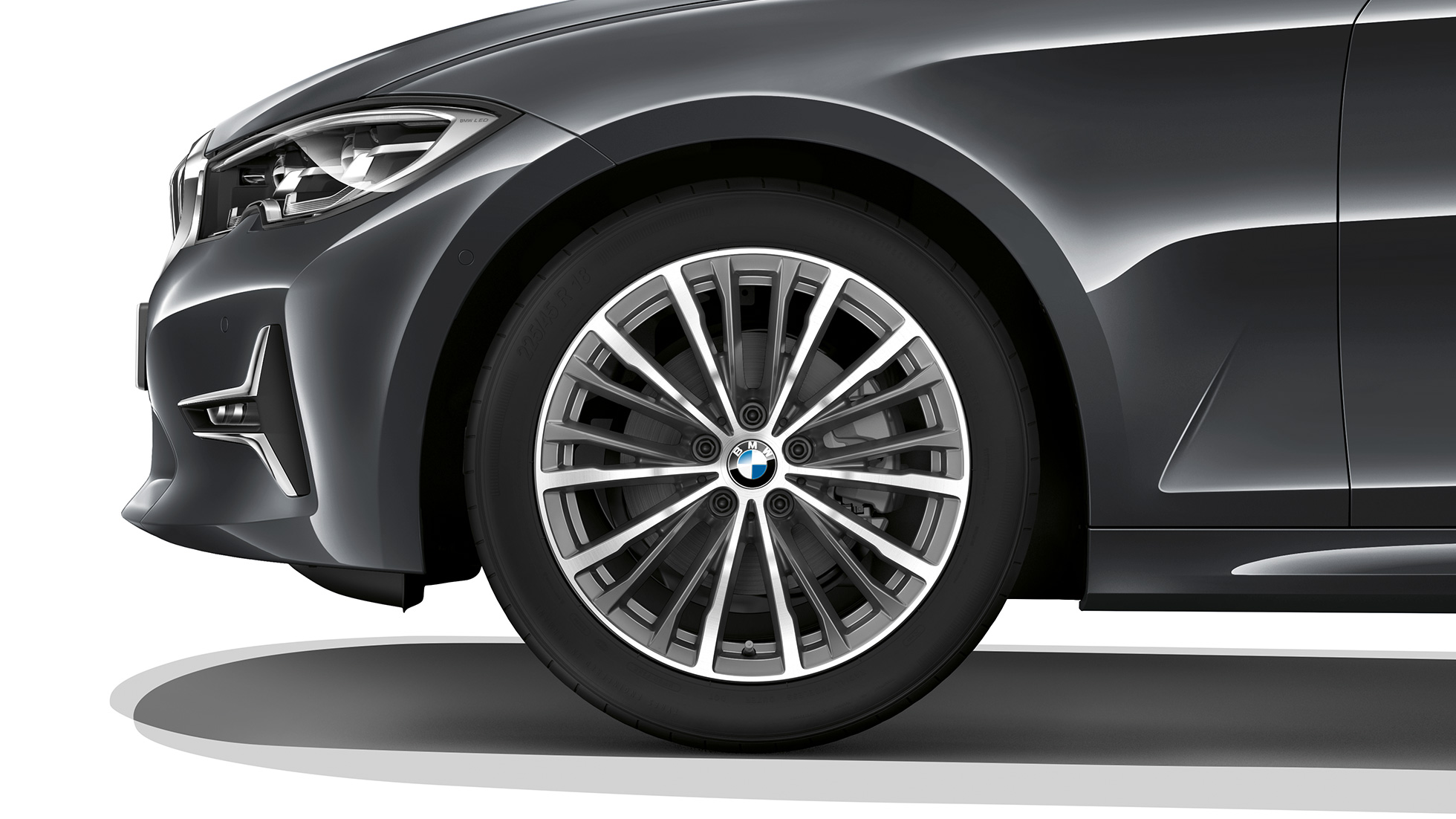 BMW Серија 3 Седан, Model Luxury линија тркало од лесна легура. Крупен кадар на тркало од лесна легура на BMW Серија 3 Седан, со опрема на Model Luxury линија.