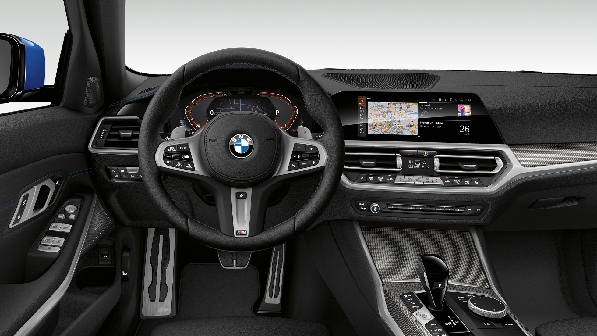 BMW Серија 3 Седан, Model M Sport кабина. Преден крупен кадар на возачката кабина на BMW Серија 3 Седан со Model M Sport елементи.