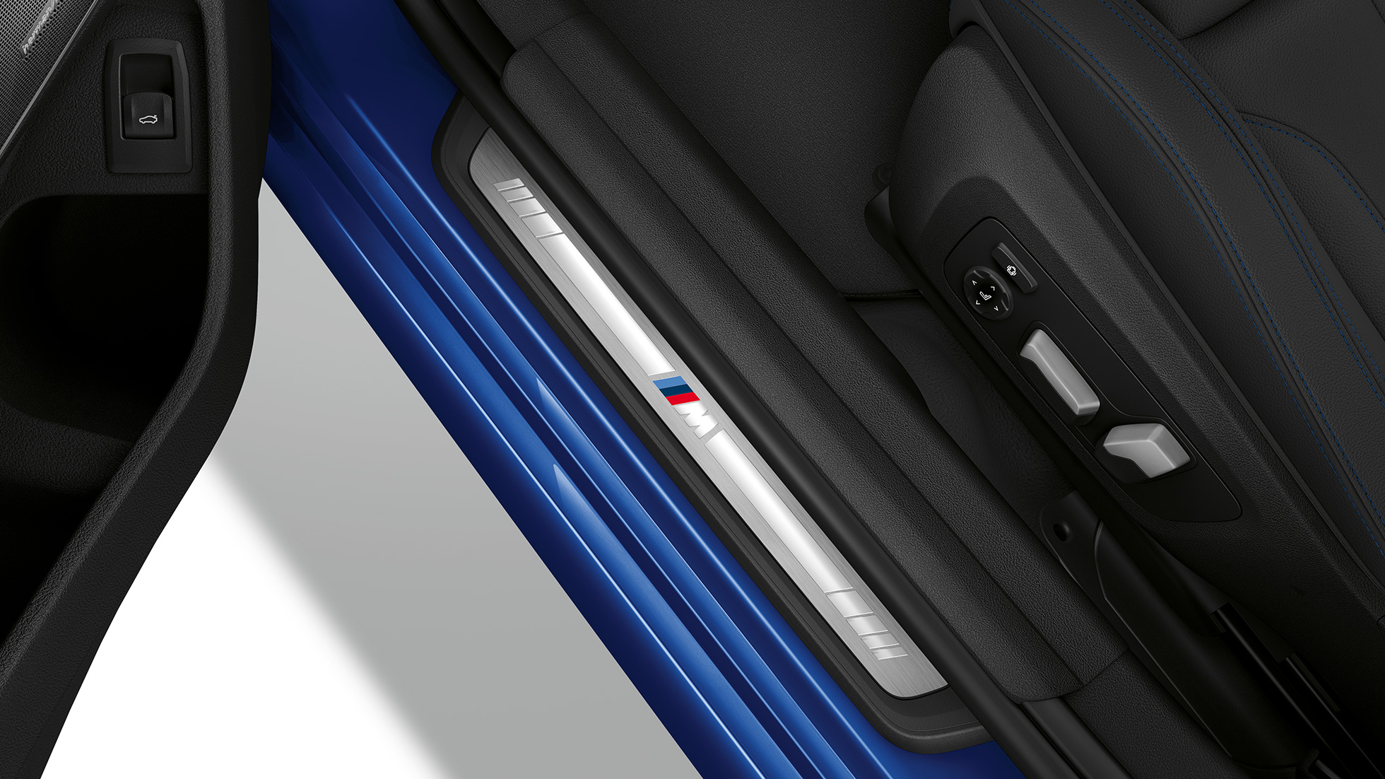BMW Серија 3 Седан, Model M Sport влезен праг. Поглед од птичја перспектива на прагот на вратата на BMW Серија 3 Седан со Model M Sport елементи.