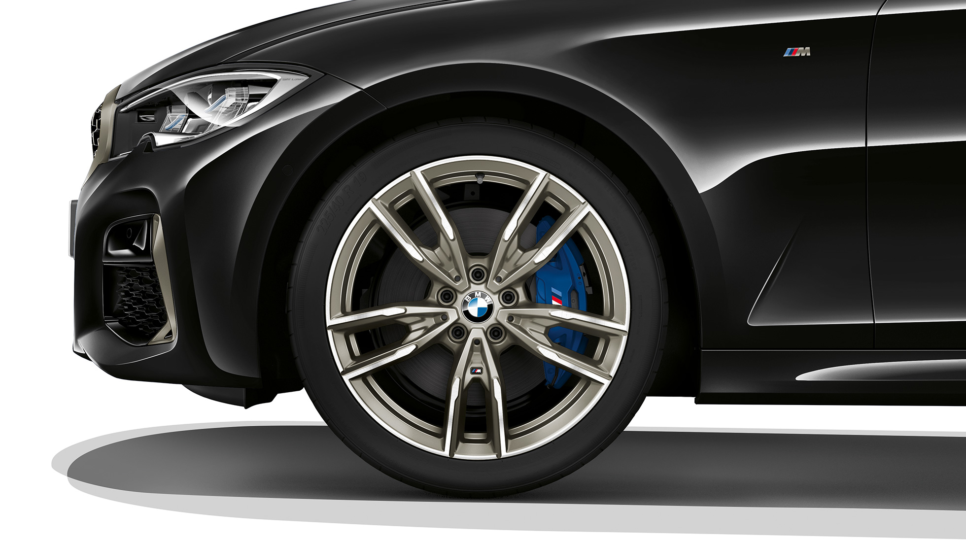 BMW Серија 3 Седан, M340i xDrive тркало од лесна легура. Крупен кадар на тркалото од лесна легура на BMW Серија 3 M340i xDrive Седан.