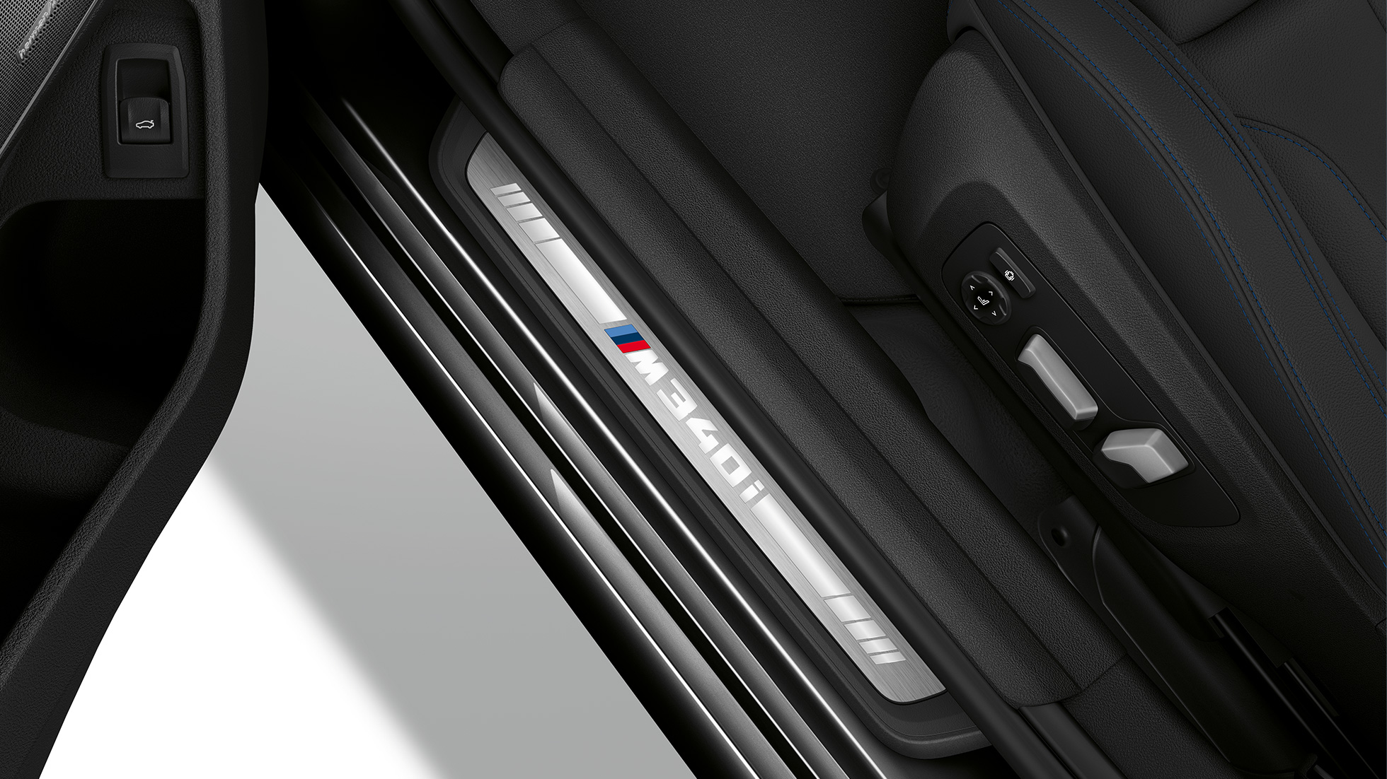 BMW Серија 3 Седан, M340i xDrive влезен праг. Поглед од птичја перспектива на прагот на вратата на BMW Серија 3 M340i xDrive Седан.