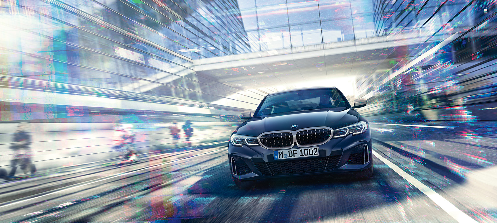 BMW Серија 3 Седан, преден поглед BMW M340i xDrive. Преден поглед на BMW M340i xDrive Седан во возење меѓу урбани згради од стакло.