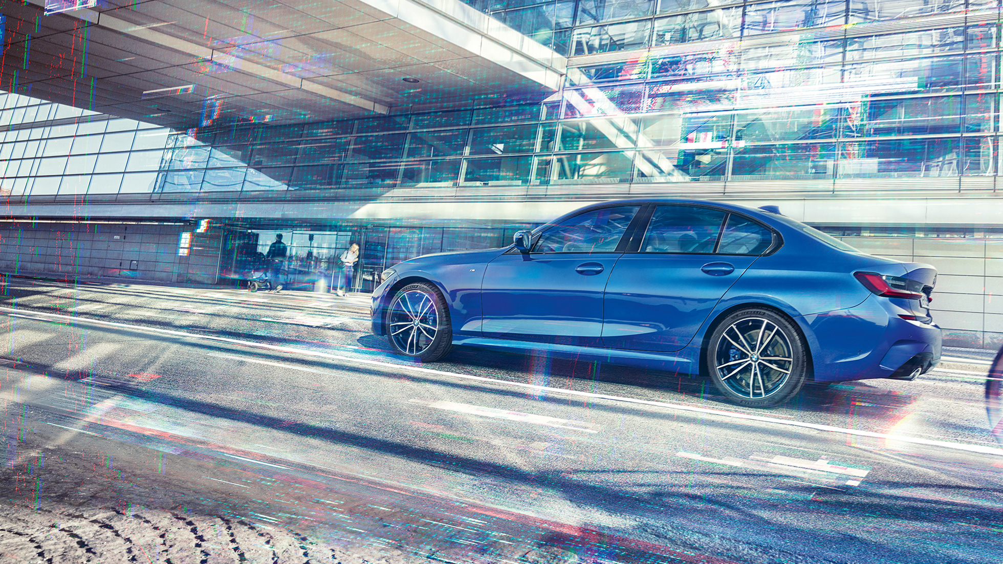 BMW Серија 3 Седан, страничен поглед. Замрзнат страничен кадар од BMW Серија 3 Седан дење пред стаклена зграда.