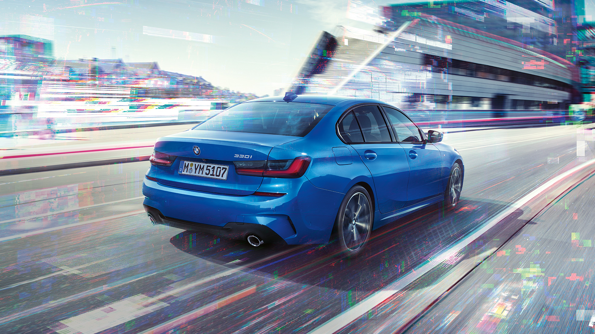 BMW Серија 3 Седан, страничен заден кадар. Тричетвртински заден кадар на BMW Серија 3 Седандење пред урбана средина.