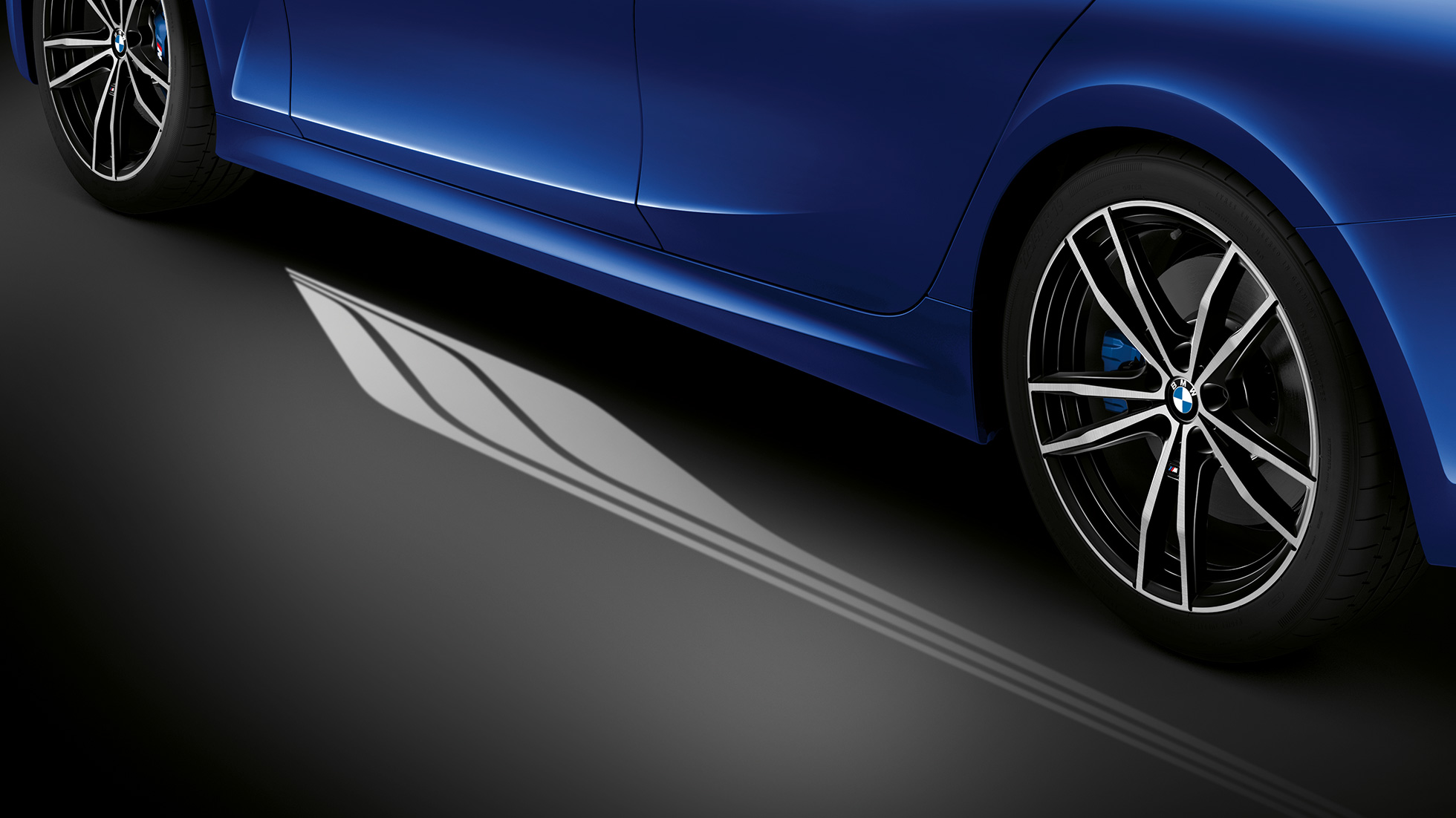 BMW Серија 3 Седан, Welcome Light Carpet. Детален страничен поглед на отворената врата на возачката страна со Welcome Light Carpet.