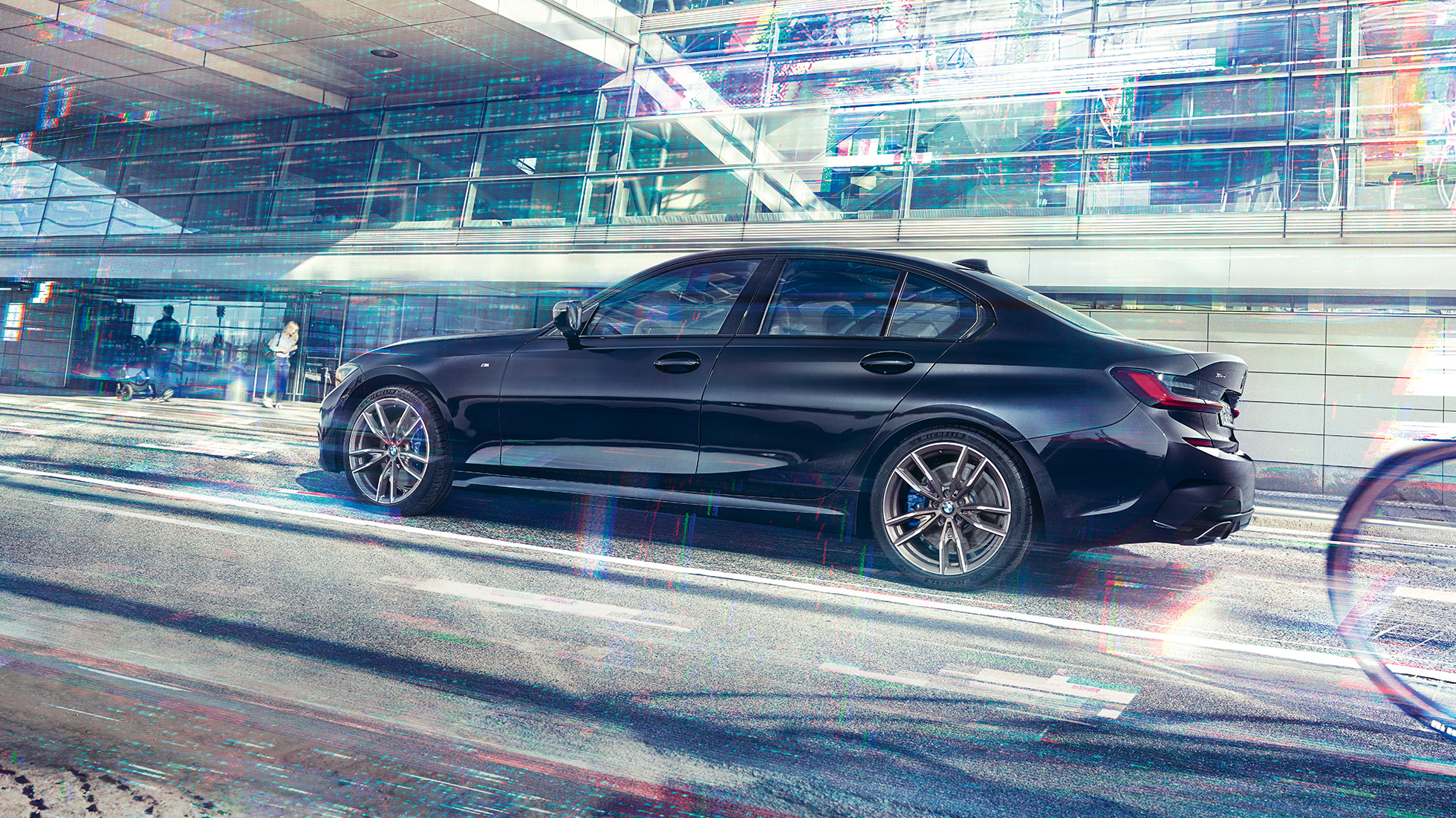 BMW Серија 3 Седан, BMW M340i xDrive. Страничен поглед на BMW M340i xDrive пред урбана зграда.